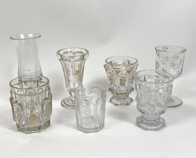 Lot de 7 pièces de verrerie ancienne - comprenant : gobelets, verres à pied (pe…