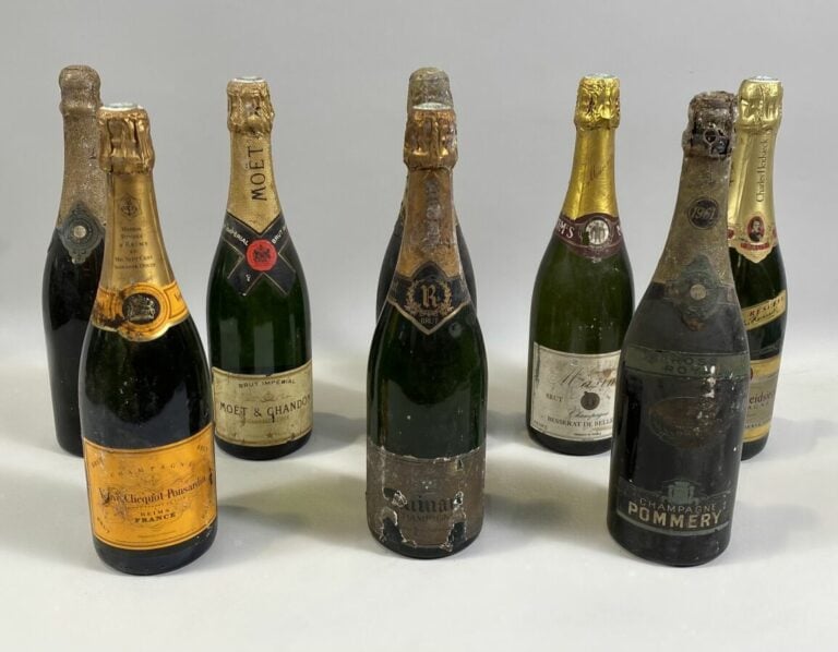 Lot de 8 bouteilles de champagne diverses dont : Moët, Pommery, Vve Clicquot -…