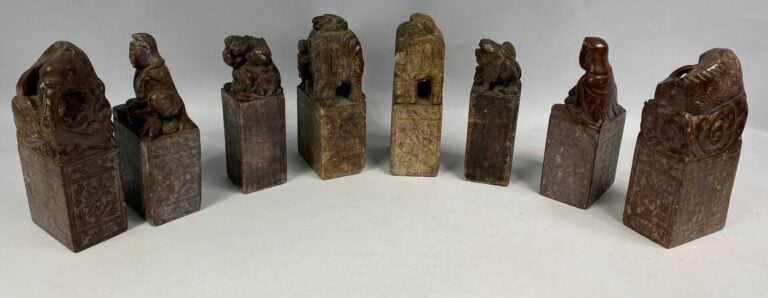 Lot de 8 sceaux en pierre dure sculptée formant paire à décor zoomorphe ou orné…