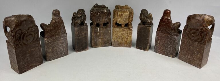 Lot de 8 sceaux en pierre dure sculptée formant paire à décor zoomorphe ou orné…