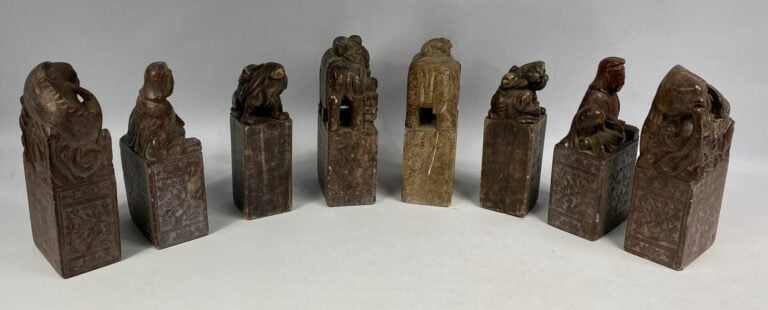 Lot de 8 sceaux en pierre dure sculptée formant paire à décor zoomorphe ou orné…