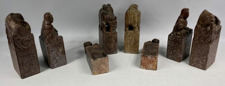 Lot de 8 sceaux en pierre dure sculptée formant paire à décor zoomorphe ou orné…