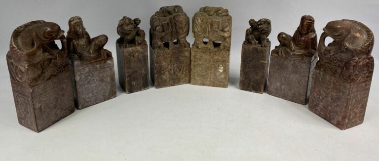Lot de 8 sceaux en pierre dure sculptée formant paire à décor zoomorphe ou orné…