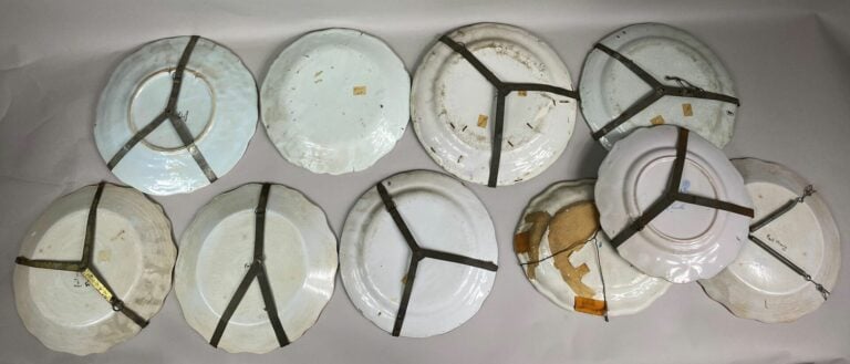 Lot de 9 assiettes à bord contourné en faïence dans le goût de Rouen, Centre, E…
