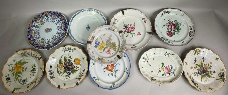 Lot de 9 assiettes à bord contourné en faïence dans le goût de Rouen, Centre, E…