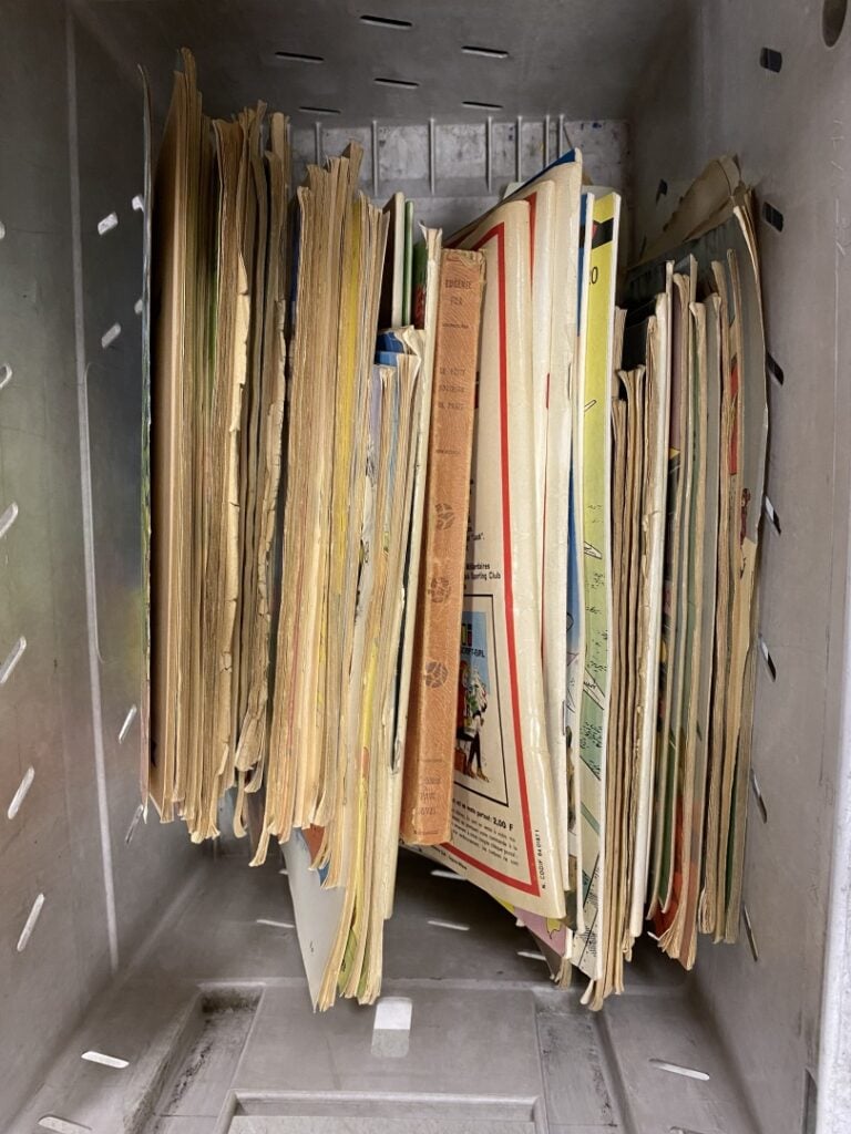 Lot de bandes dessinées, comprenant sept volumes d'Asterix reliés, dix albums d…