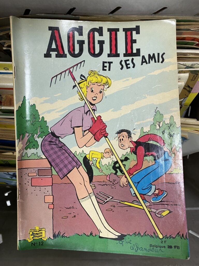 Lot de bandes dessinées, comprenant sept volumes d'Asterix reliés, dix albums d…