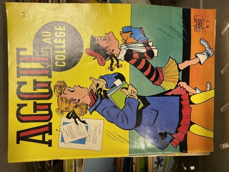 Lot de bandes dessinées, comprenant sept volumes d'Asterix reliés, dix albums d…