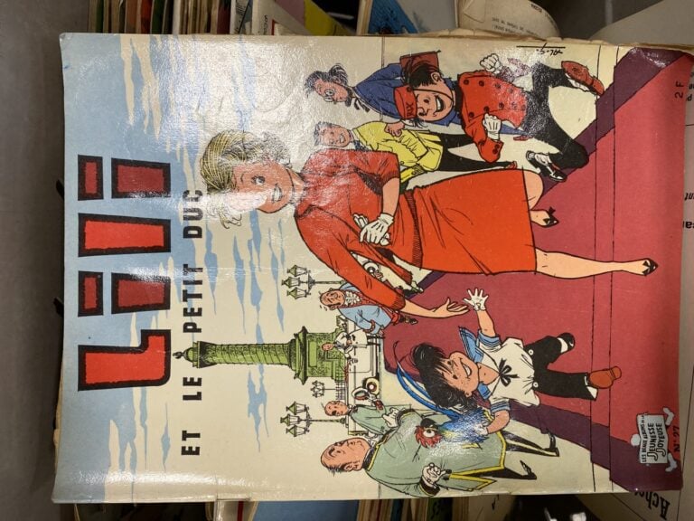Lot de bandes dessinées, comprenant sept volumes d'Asterix reliés, dix albums d…