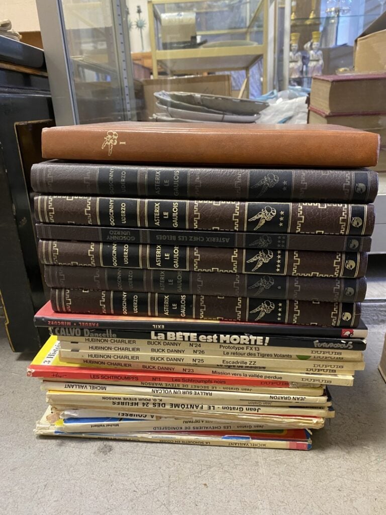 Lot de bandes dessinées, comprenant sept volumes d'Asterix reliés, dix albums d…