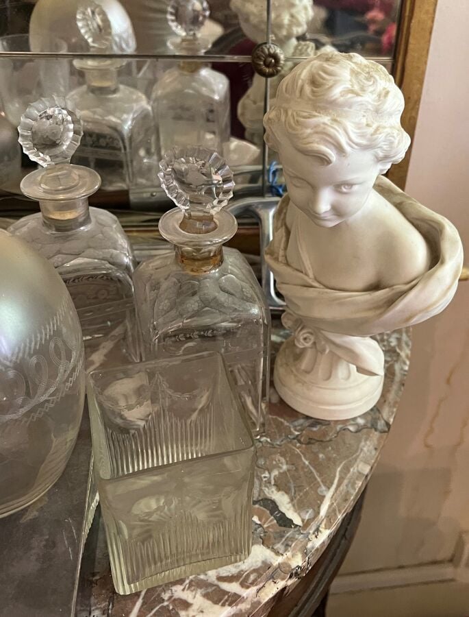 Lot de bibelots : flacon Guerlain, biscuit amour, dessin « pont » portant une s…
