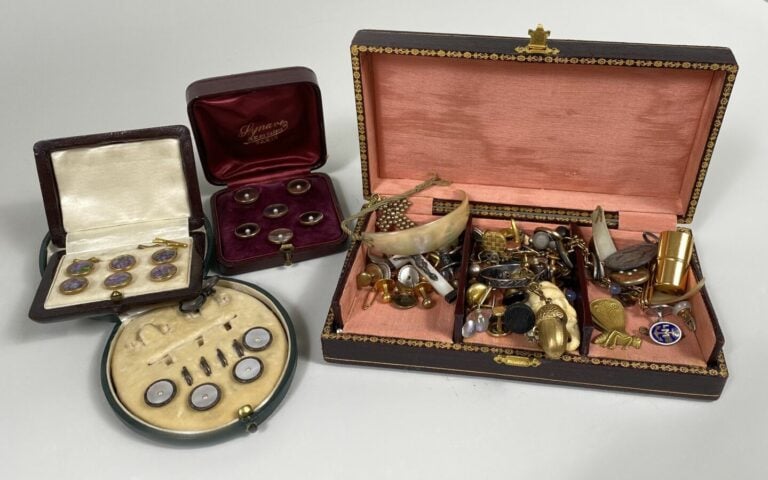 Lot de bijoux fantaisie divers, boutons de col etc