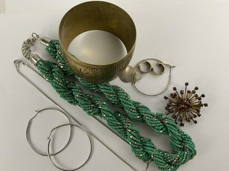 Lot de bijoux fantaisie divers comprenant : un collier tosadé orné de perles de…