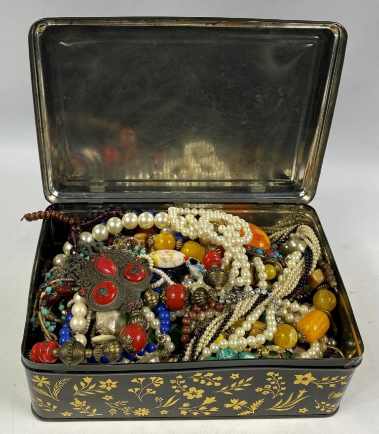 Lot de bijoux fantaisie divers en métal et composition dont colliers, bracelets…