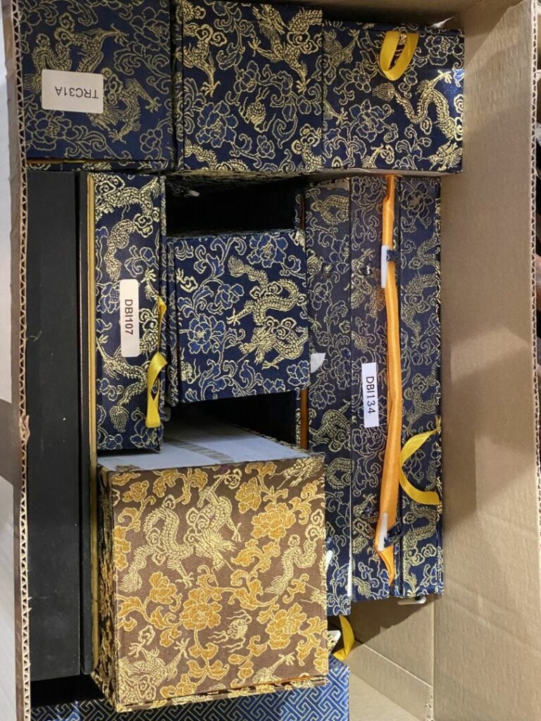 Lot de boites de rangement pour sculpture recouvertes d'un tissu aux dragons. -…