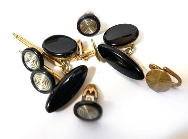 Lot de boutons de manchettes en or jaune serti d'onyx et six boutons de col mon…