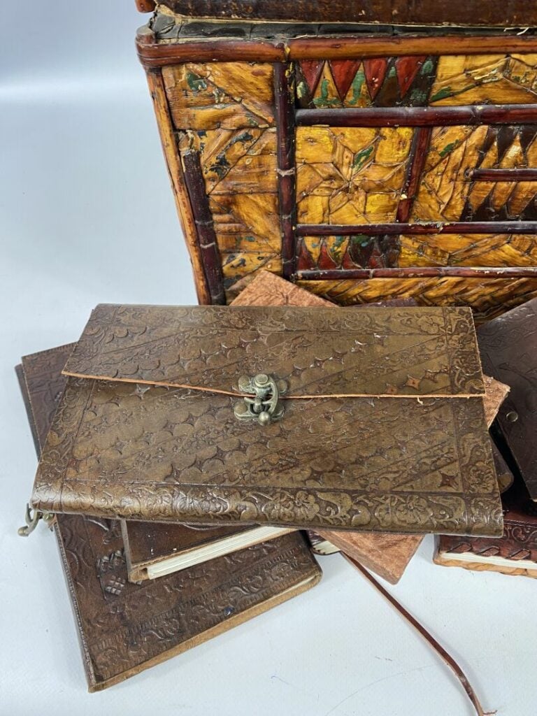 Lot de carnets vierges reliure en cuir gauffré. - On joint un support en bois a…
