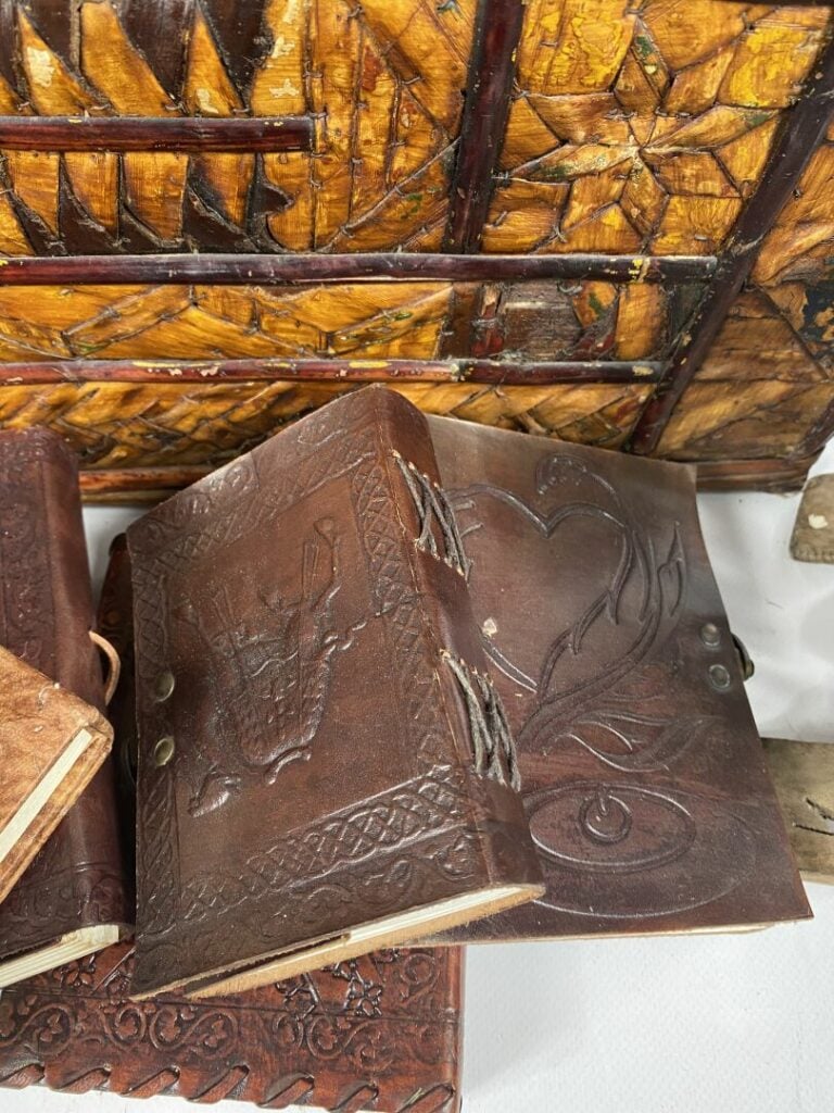 Lot de carnets vierges reliure en cuir gauffré. - On joint un support en bois a…