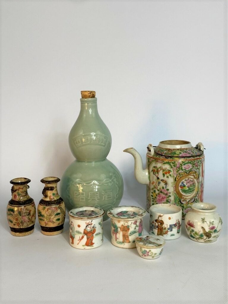 LOT DE CERAMIQUES DIVERSES - Chine, XIXe siècle - Comprenant : - - Un ensemble…