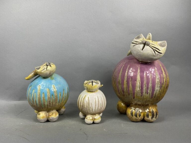 Lot de céramiques diverses dont céramiques de VALLAURIS, personnages, chats ...…