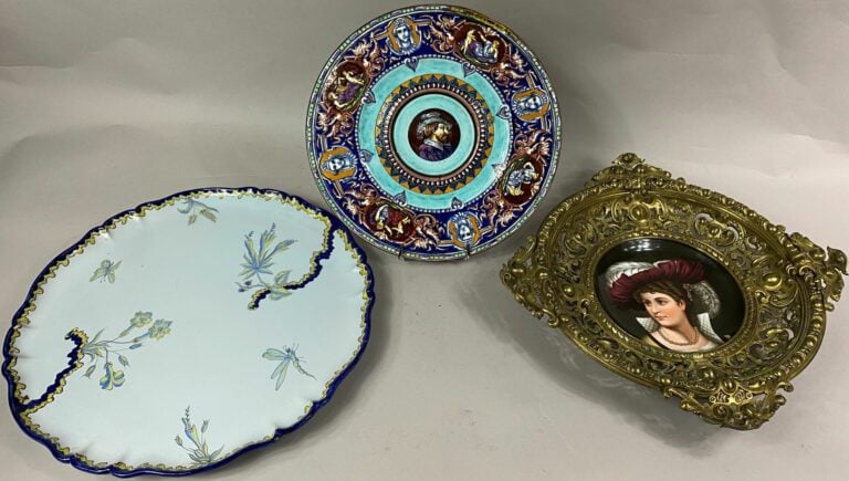 Lot de céramiques dont plat en faïence de Choisy le Roy à décor du profil d'Hen…