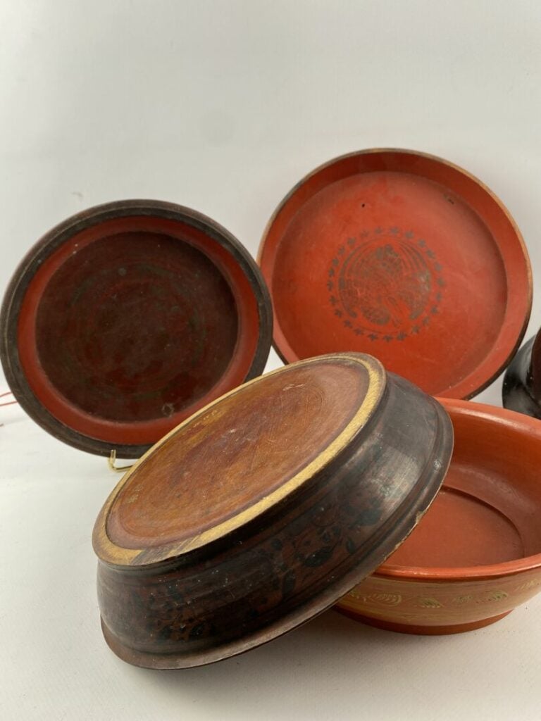 Lot de cinq bols et assiettes en bois laqué rouge et noir - Dans le goût chinoi…