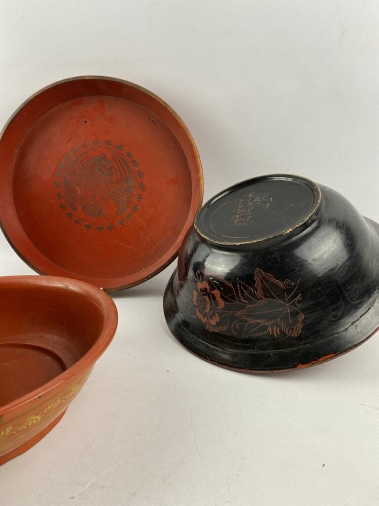 Lot de cinq bols et assiettes en bois laqué rouge et noir - Dans le goût chinoi…