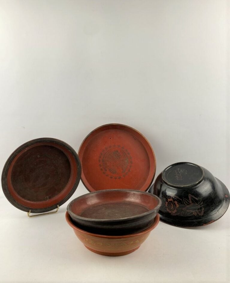 Lot de cinq bols et assiettes en bois laqué rouge et noir - Dans le goût chinoi…