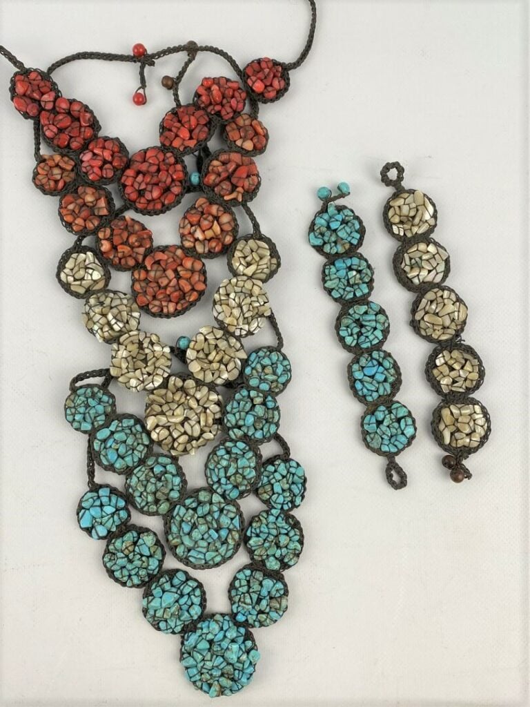 [*] Lot de cinq colliers et un bracelet formés de motifs rond en cordelettes tr…