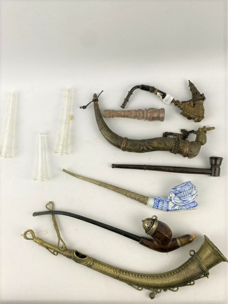 Lot de cinq pipes à opium en céramique, bois, ronce de noyer et corne. - On joi…