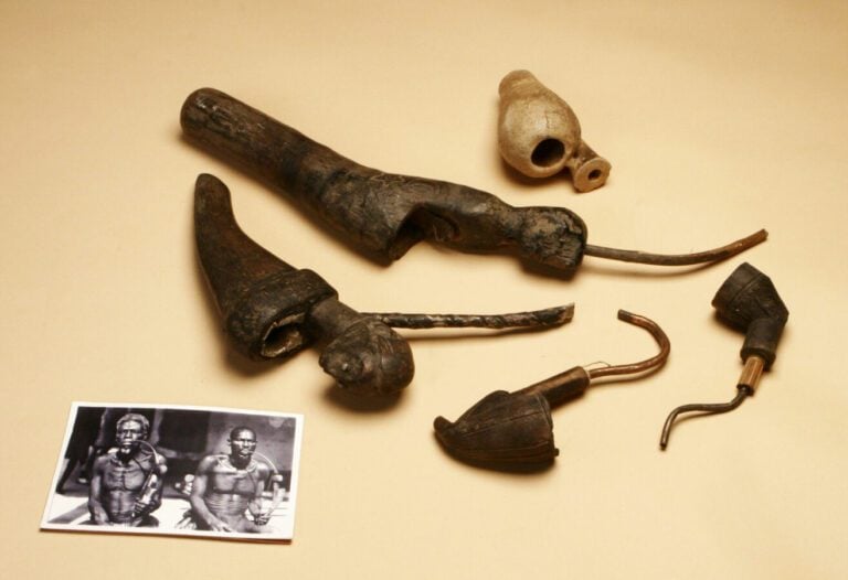 Lot de cinq pipes , dont deux en terre cuite et une en pierre,Oubangui Chari