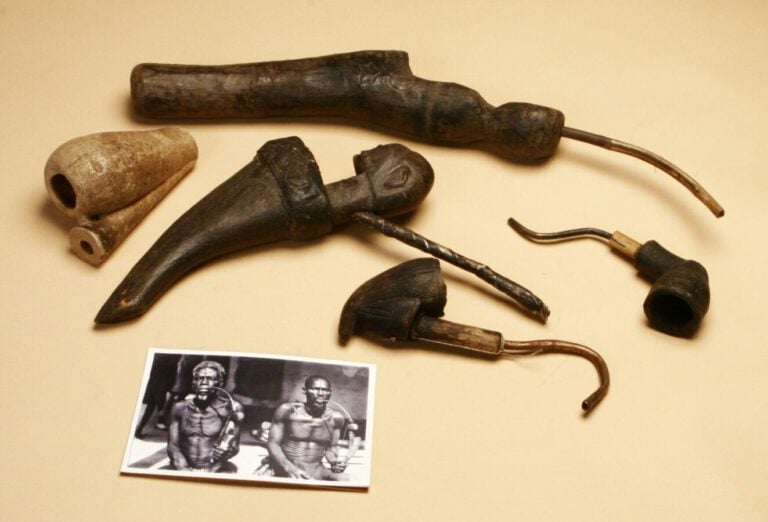 Lot de cinq pipes , dont deux en terre cuite et une en pierre,Oubangui Chari