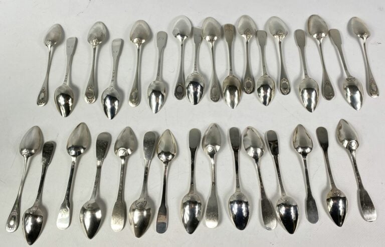 Lot de cuillères à entremet en argent (925), différents modèles, certaines chif…