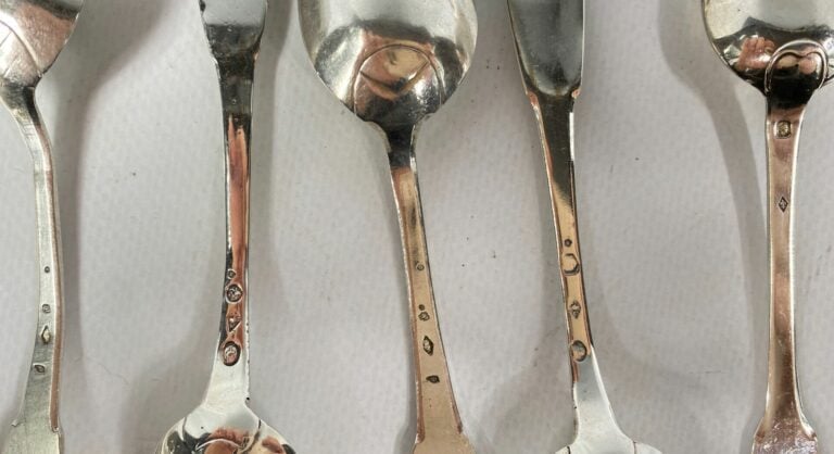 Lot de cuillères à entremet en argent (925), différents modèles, certaines chif…