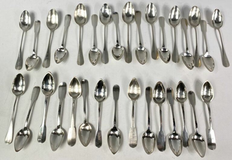 Lot de cuillères à entremet en argent (925), différents modèles, certaines chif…