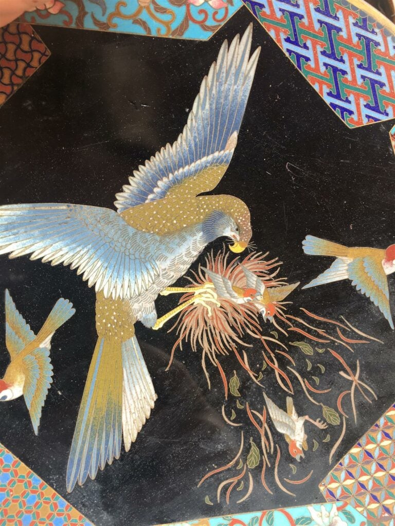 [-] LOT DE DEUX (2) ASSIETTES EN EMAUX CLOISONNES - Japon, - L'une représentant…