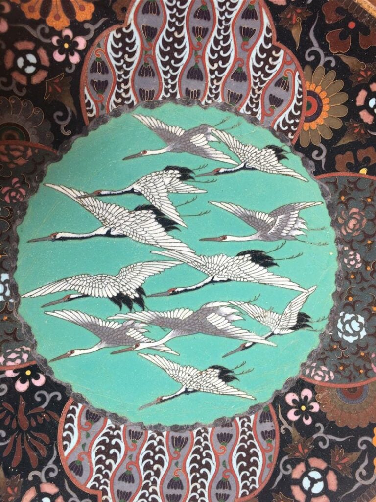 [-] LOT DE DEUX (2) ASSIETTES EN EMAUX CLOISONNES - Japon, - L'une représentant…