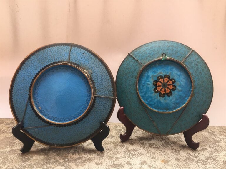[-] LOT DE DEUX (2) ASSIETTES EN EMAUX CLOISONNES - Japon, - L'une représentant…