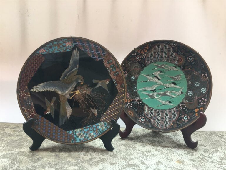[-] LOT DE DEUX (2) ASSIETTES EN EMAUX CLOISONNES - Japon, - L'une représentant…