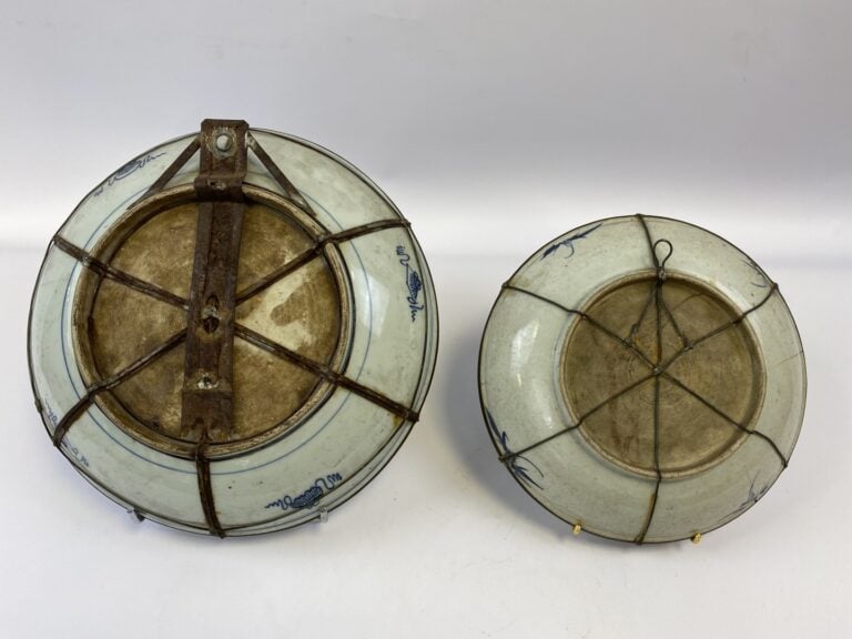 LOT DE DEUX (2) ASSIETTES EN PORCELAINE BLEU BLANC - Chine du Sud ou Vietnam -…