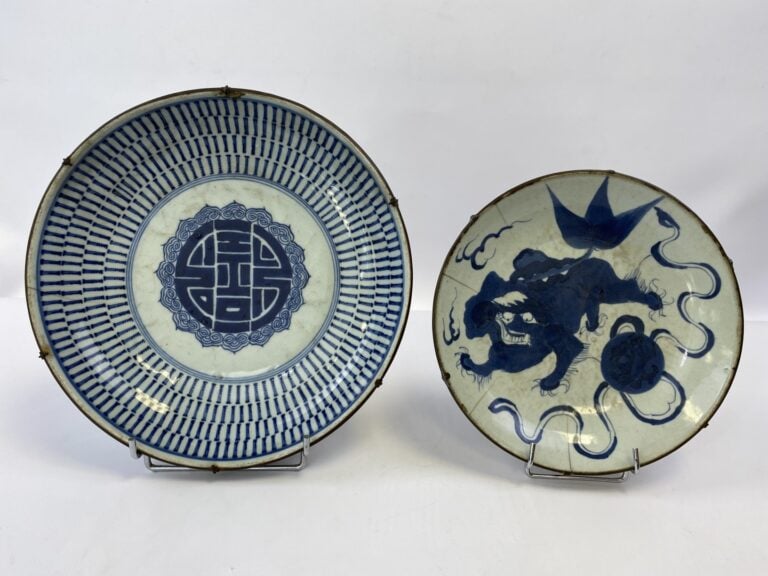 LOT DE DEUX (2) ASSIETTES EN PORCELAINE BLEU BLANC - Chine du Sud ou Vietnam -…