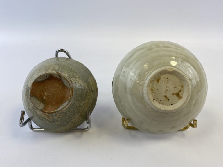 LOT DE DEUX (2) BOLS - Chine - Un bol en grès émaillé céladon et un bol en porc…
