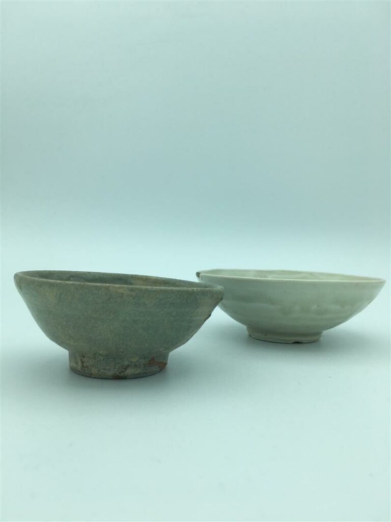 LOT DE DEUX (2) BOLS - Chine - Un bol en grès émaillé céladon et un bol en porc…