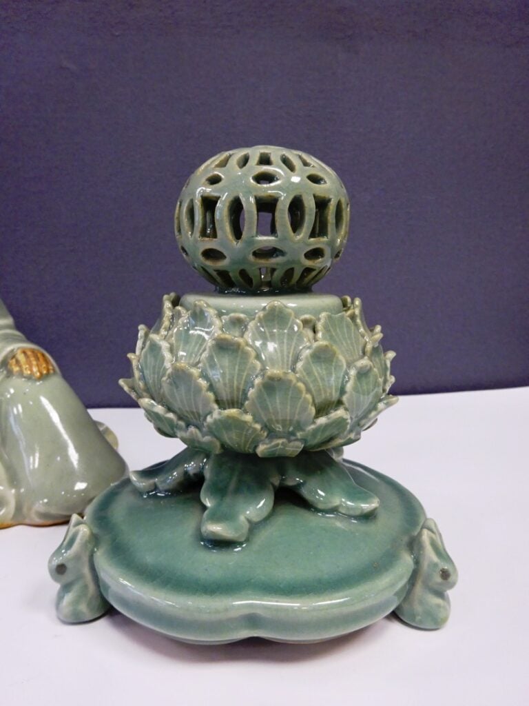 LOT DE DEUX (2) OBJETS EN CERAMIQUE CELADON - Corée - Comprenant: - - un brûle-…
