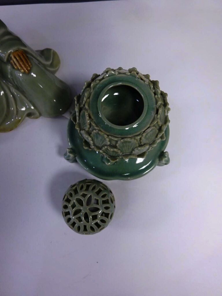 LOT DE DEUX (2) OBJETS EN CERAMIQUE CELADON - Corée - Comprenant: - - un brûle-…