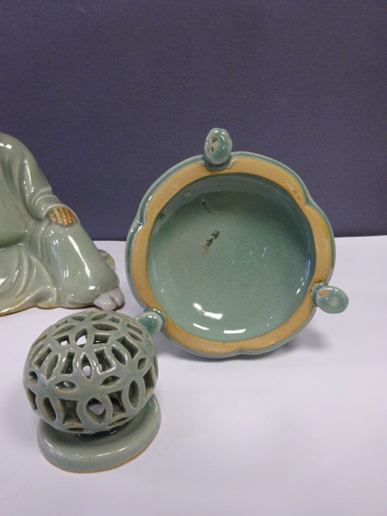 LOT DE DEUX (2) OBJETS EN CERAMIQUE CELADON - Corée - Comprenant: - - un brûle-…