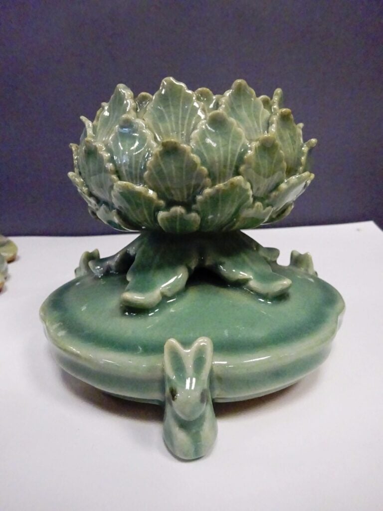 LOT DE DEUX (2) OBJETS EN CERAMIQUE CELADON - Corée - Comprenant: - - un brûle-…