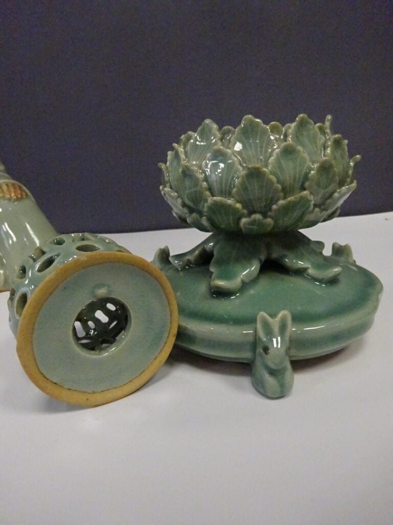 LOT DE DEUX (2) OBJETS EN CERAMIQUE CELADON - Corée - Comprenant: - - un brûle-…