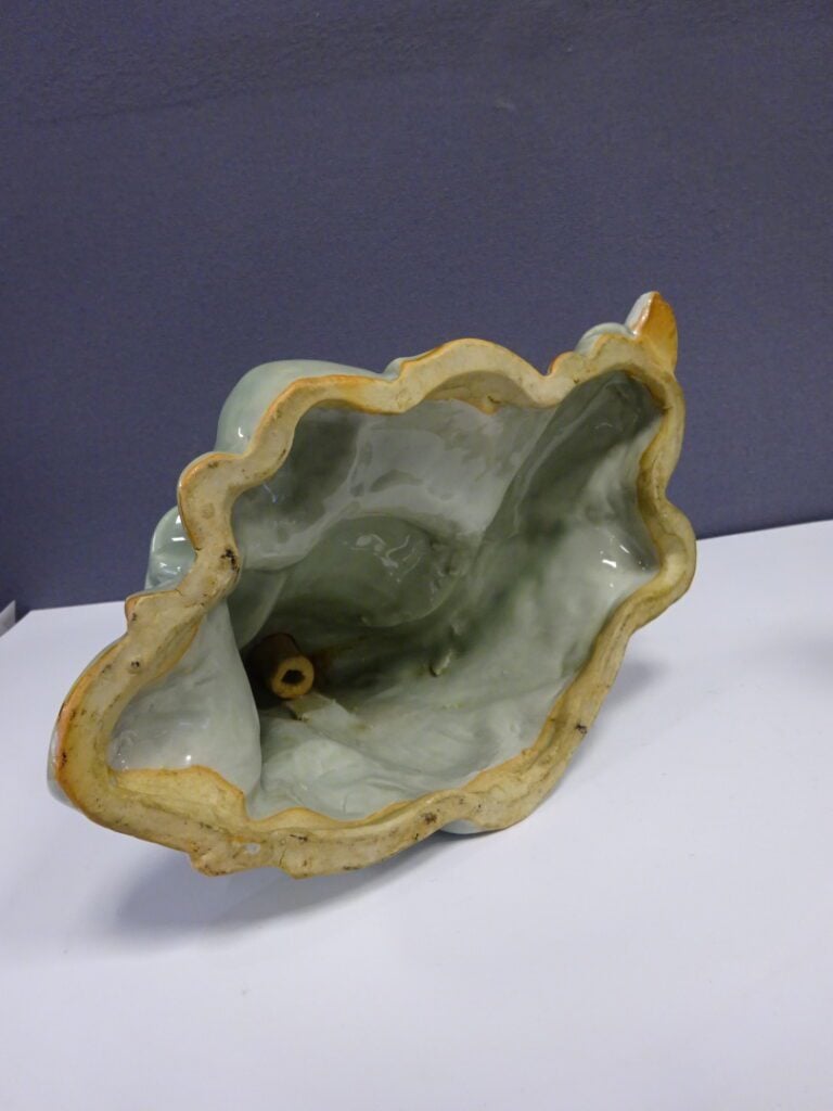 LOT DE DEUX (2) OBJETS EN CERAMIQUE CELADON - Corée - Comprenant: - - un brûle-…