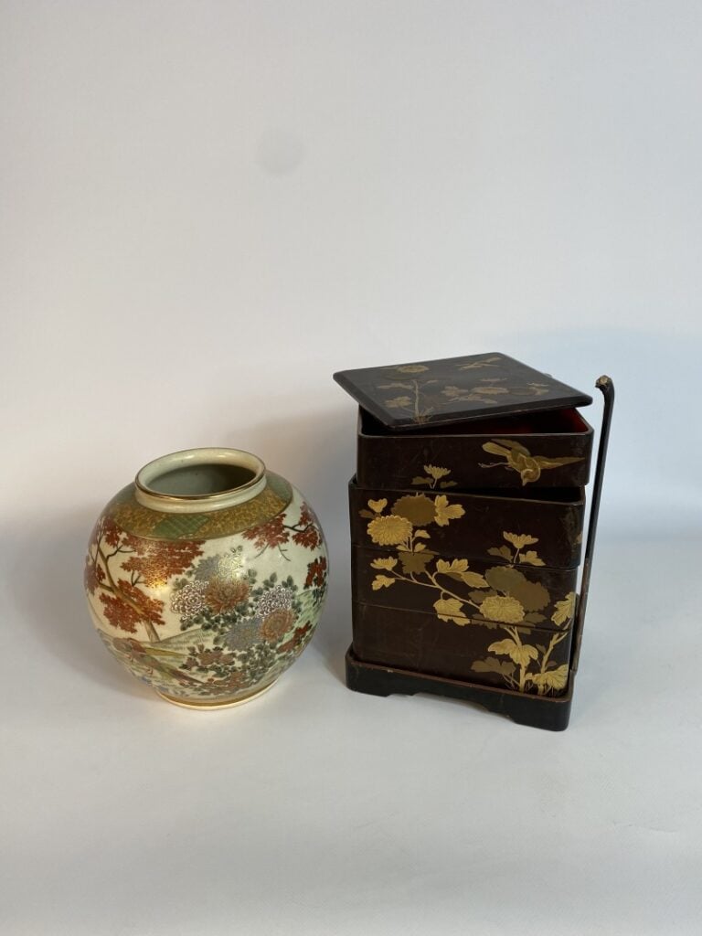 LOT DE DEUX (2) OBJETS JAPONAIS - Comprenant: - - Un nécessaire à pique-nique e…